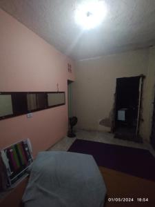 Zimmer mit einem Bett und einer Wand mit einem Fenster in der Unterkunft Hostel parque ecológico in Juazeiro do Norte