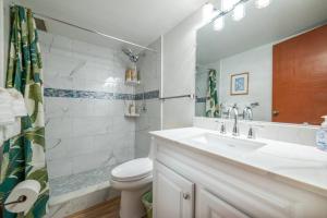 Baðherbergi á Stunning Maui Direct Ocean front on the beach, Walk to beach from Condo, Watch Turtles, Whales, AC in all rooms ocean view Pool and Spa