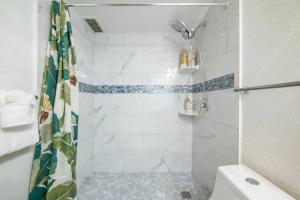 Baðherbergi á Stunning Maui Direct Ocean front on the beach, Walk to beach from Condo, Watch Turtles, Whales, AC in all rooms ocean view Pool and Spa