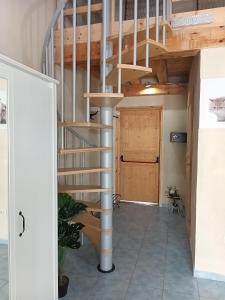 una scala a chiocciola in una camera con soffitto in legno di Fodor ad Avola