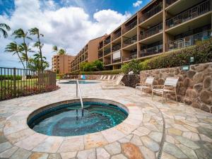 Bazén v ubytování Stunning Maui Direct Ocean front on the beach, Walk to beach from Condo, Watch Turtles, Whales, AC in all rooms ocean view Pool and Spa nebo v jeho okolí