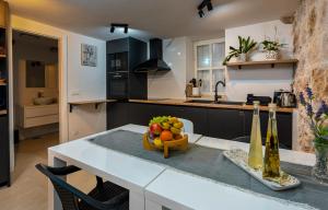 コルチュラにあるKor Sea Homeのキッチン(テーブル、フルーツボウル付)