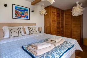 コルチュラにあるKor Sea Homeのタオルが敷かれたベッドのある寝室