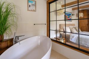 コルチュラにあるKor Sea Homeの窓のある浴室の白い浴槽 +17枚の写真