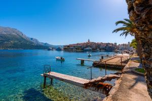 コルチュラにあるKor Sea Homeの水上のボートが乗る湖の景色