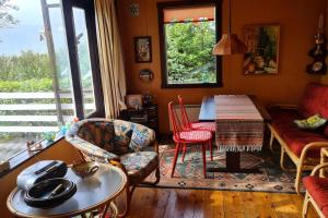 塞尔福斯Lovely retro cabin close to Geysir and Gullfoss的带桌椅的客厅