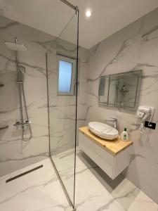 bagno con doccia e lavandino di HOME 12 a Librazhd