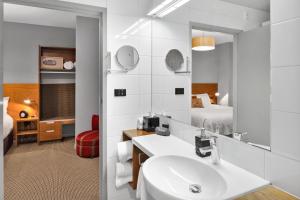 Bilik mandi di King and Queen Hotel Suites