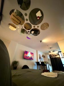 TV a/nebo společenská místnost v ubytování The Moon Chambre romantique proche de Nancy
