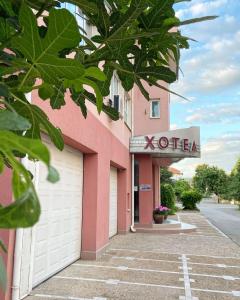 um edifício com um sinal kotea sobre ele em Family Hotel Mania em Stara Zagora