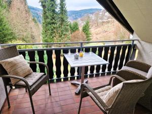 eine Terrasse mit einem Tisch und Stühlen auf dem Balkon in der Unterkunft Ferienwohnung in Triberg am Waldrand - idyllisch, ruhig, erholsam in Triberg