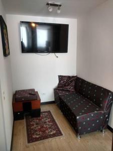 sala de estar con sofá y TV de pantalla plana en Cómodo apartamento en Tocancipa, en Tocancipá