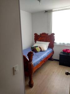 espejo reflejo de una cama en un dormitorio en Cómodo apartamento en Tocancipa, en Tocancipá