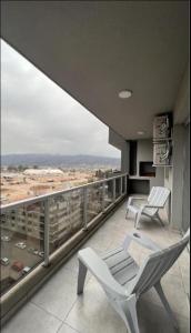 Un balcón con 2 sillas y vistas. en Isabella 9 - Ciudad Cultural en San Salvador de Jujuy