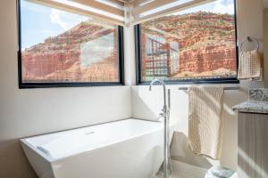 Kanab Villa Oasis New luxury home in upscale neighborhood with rooftop deckにあるバスルーム