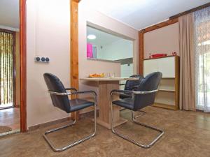 a table and two chairs in a room with a mirror at Ferienhaus für 6 Personen ca 50 qm in Peroj, Istrien Istrische Riviera in Peroj