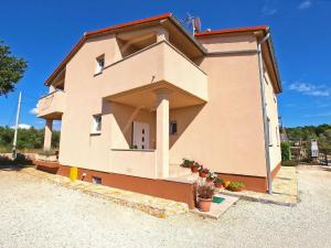uma pequena casa numa entrada em Ferienwohnung für 4 Personen ca 45 qm in Stinjan, Istrien Istrische Riviera - b43252 em Štinjan