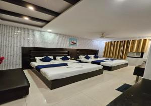 新德里的住宿－HOTELZO，一间带两张床和一张沙发的卧室