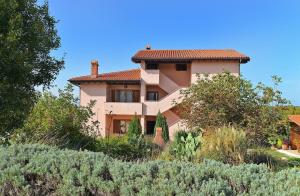 a house on the side of a hill with bushes at Ferienwohnung für 4 Personen ca 80 qm in Bale, Istrien Istrische Riviera in Bale