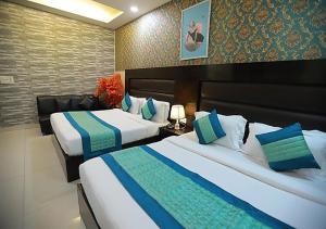 ein Hotelzimmer mit 2 Betten in einem Zimmer in der Unterkunft HOTELZO in Neu-Delhi