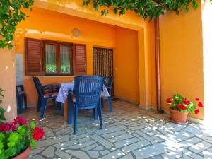 een patio met een tafel, stoelen en bloemen bij Ferienwohnung für 5 Personen ca 75 qm in Marčana, Istrien Südküste von Istrien in Marčana