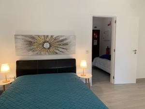 een slaapkamer met een groen bed en 2 lampen bij Happydreams apartment in Albufeira in Albufeira
