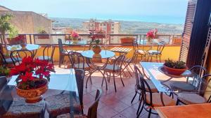 d'un balcon avec des tables et des chaises offrant une vue. dans l'établissement I Tetti di Girgenti, à Agrigente