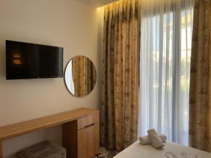 TV a/nebo společenská místnost v ubytování Poseidon Hotel 2 Ksamil