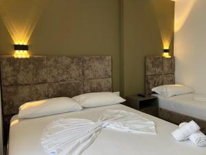Postel nebo postele na pokoji v ubytování Poseidon Hotel 2 Ksamil