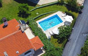 una vista aérea de una piscina en una casa en Ferienwohnung für 5 Personen ca 48 qm in Medulin, Istrien Südküste von Istrien, en Medulin
