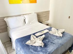 ein Schlafzimmer mit einem Bett mit zwei Handtüchern darauf in der Unterkunft Villa Costeira Beira Mar - By Ideal Trip in Fortaleza