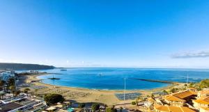 ロス・クリスティアーノスにあるFrontal Ocean View Torres del Solのビーチと海の景色を望めます。