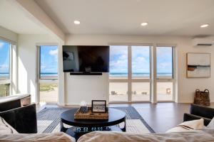 - un salon avec un canapé et une table dans l'établissement Seaside Vacation Rental Walk to Beach and Downtown!, à Seaside