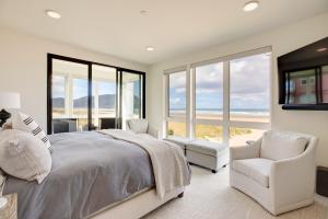 - une chambre avec un lit, 2 chaises et des fenêtres dans l'établissement Seaside Vacation Rental Walk to Beach and Downtown!, à Seaside