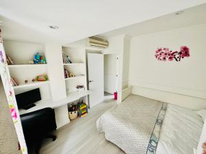 - une chambre avec des murs blancs, un lit et des étagères dans l'établissement Piso Lorena 170m playa Wifi aire, à Puerto de Sagunto