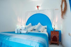 Ένα ή περισσότερα κρεβάτια σε δωμάτιο στο DAR CHEFCHAOUEN