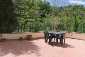a patio with a table and chairs on a brick patio at Casa Foresto, Vallombrosa, wifi, pet friendly in Tosi