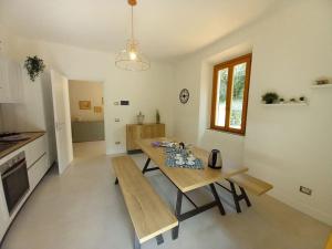 a kitchen with a wooden table in a room at Casa Foresto, Vallombrosa, wifi, pet friendly in Tosi