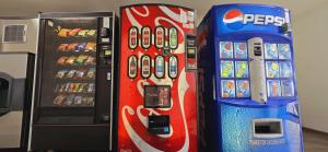 einem Pepsi-Automaten neben einer Soda-Maschine in der Unterkunft Motel 6-Slidell, LA - New Orleans in Slidell