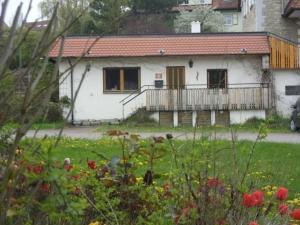 een wit huis met een balkon in een tuin bij Ferienwohnung mit Terrasse und Parkplatz - a78602 in Igersheim