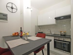 eine Küche mit einem Tisch und einer Obstschale darauf in der Unterkunft Ferienwohnung für 2 Personen in Pula, Istrien - b44489 in Pula