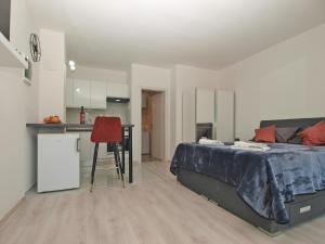 ein Schlafzimmer mit einem Bett und eine kleine Küche in der Unterkunft Ferienwohnung für 2 Personen in Pula, Istrien - b44489 in Pula