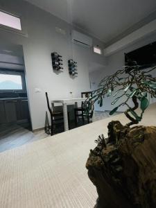 sala de estar con mesa y planta en Casa Francesca en Mercato San Severino