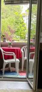バーゼルにあるRhein Promenadeのテーブル(椅子2脚付)、テーブル(赤いテーブルクロス付)