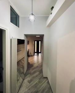 un couloir avec des murs blancs et un plafond dans l'établissement Casa Francesca, à Mercato San Severino