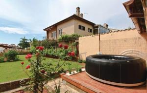 una vasca da bagno nera appoggiata su un ponte in un giardino di Ferienhaus für 5 Personen ca 82 qm in Pula, Istrien Istrische Riviera a Pola (Pula) Altre 12 foto