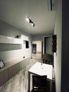 Il comprend un salon avec une table et une cuisine. dans l'établissement Casa Francesca, à Mercato San Severino