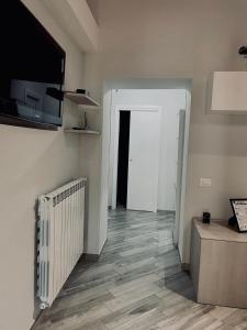 Cette chambre dispose d'un couloir avec une porte et d'une télévision. dans l'établissement Casa Francesca, à Mercato San Severino