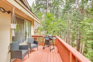Balkon atau teras di Pet-Friendly Lake Arrowhead Home Near Theme Parks!