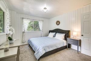 Tempat tidur dalam kamar di Pet-Friendly Lake Arrowhead Home Near Theme Parks!